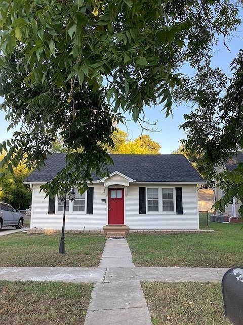 Front of home 609 N Trinity