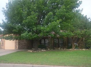 7412 Meadow Creek Dr, Fort Worth, TX 76133