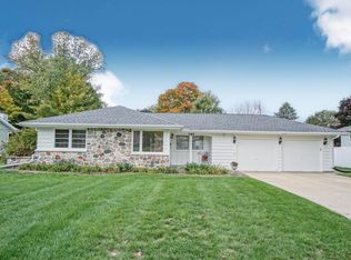 285 Hazel Ln, Hartland, WI 53029