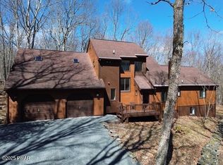 1036 Dewberry Dr, Hawley, PA