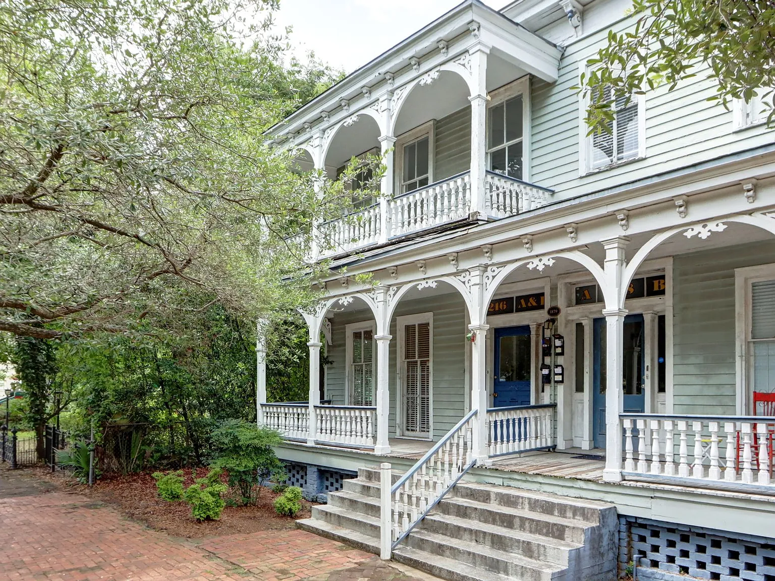 Large Three Bedroom in Historic District — Photo 2