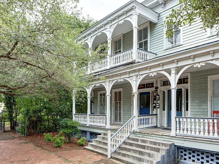 216 E Henry St #A — Photo 2