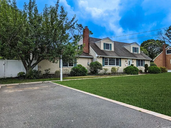 160 Moffitt Boulevard, Islip, NY 11751