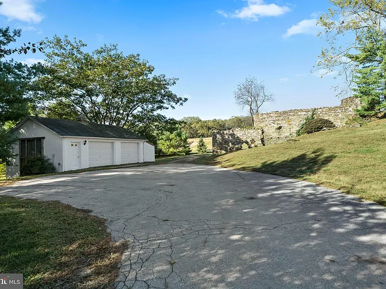 1025 N Chatham Rd — Photo 32