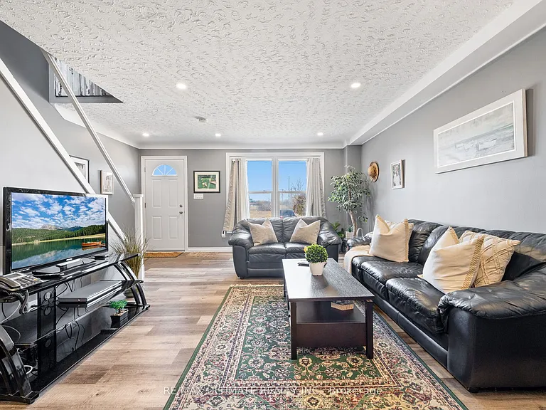 252 Bertie St #E — Photo 6