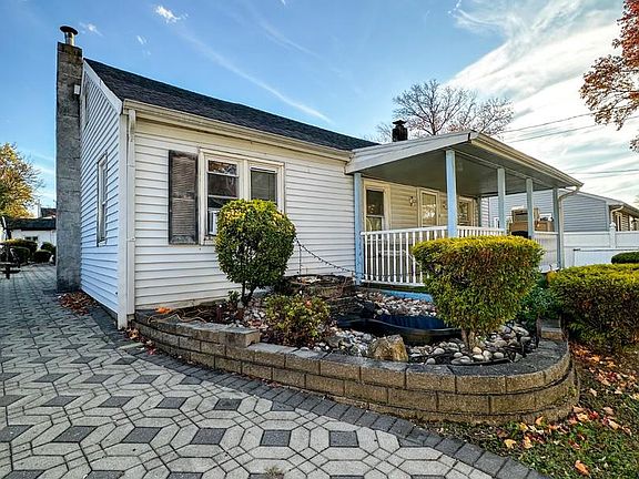 2nd image of 910 Magnolia Ave