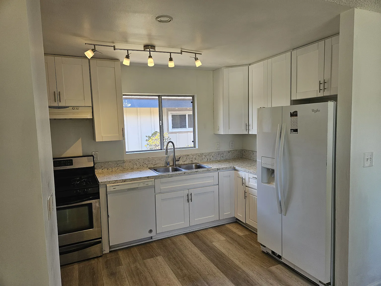 4 bed, 1500 sqft, $5,300 — Photo 2