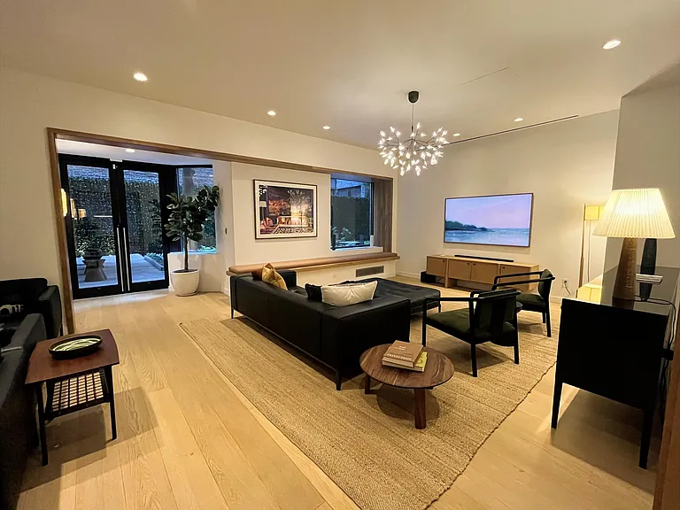 234 E 46th St #Penthouse 2103 — Photo 17