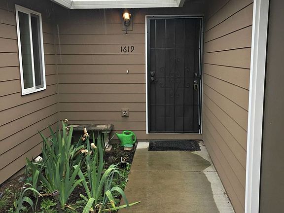 3rd image of 1619 SE Blairmont Dr