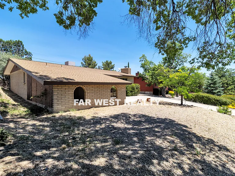 428 Stewart Cir — Photo 6