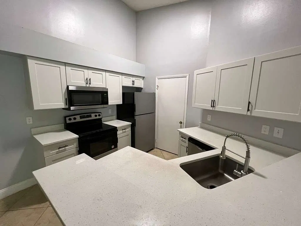2 bed, 1024 sqft, $2,050 — Photo 2