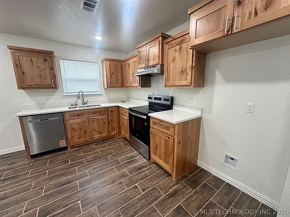 5th image of 221 E Elm St
