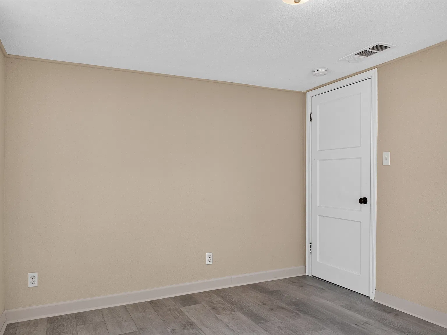 3 bed, 901 sqft, $1,500 — Photo 2