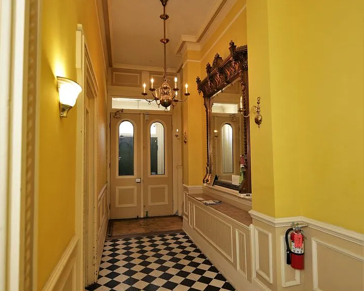 717 Washington Pl — Photo 3