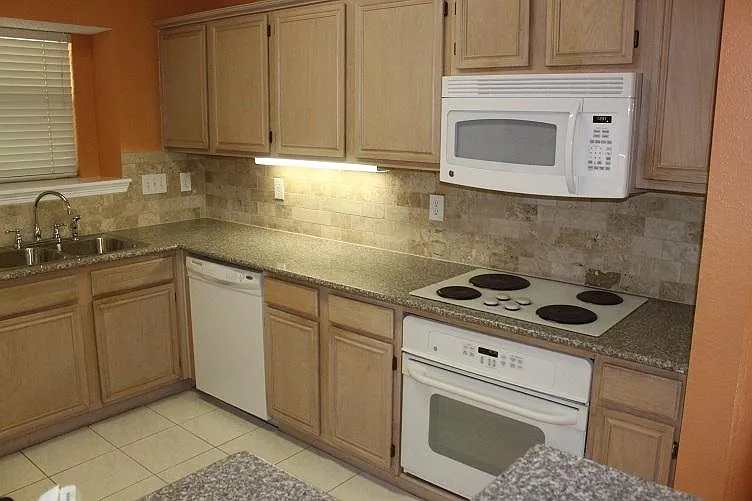 3037 Brookshire Dr — Photo 4