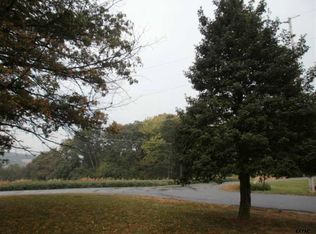 18 Lakeview Dr, Spring Grove, PA 17362