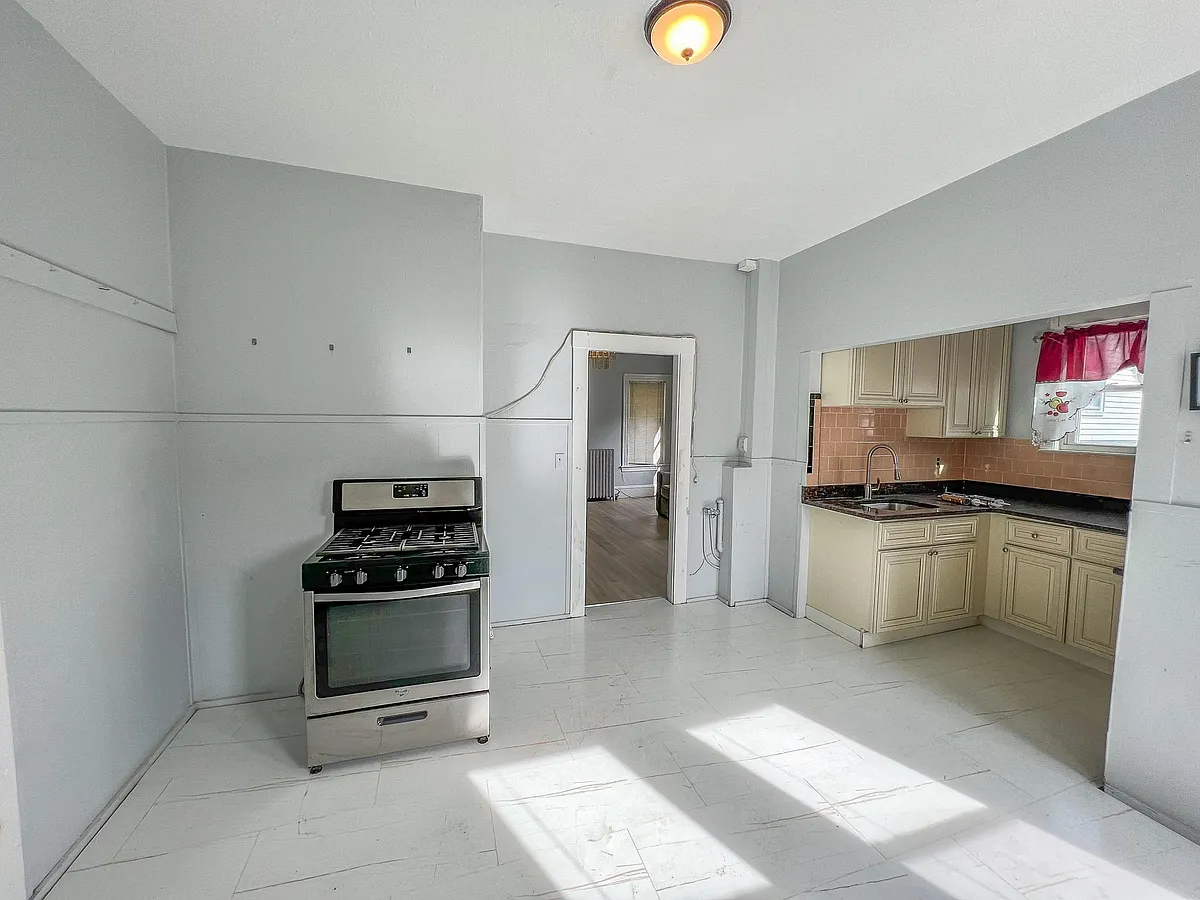 Building Photo - 38 Sewall St #2
