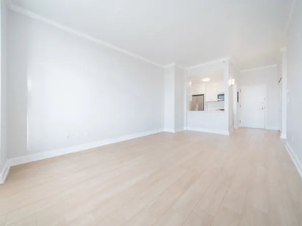 140 Riverside Boulevard image 3 of 28