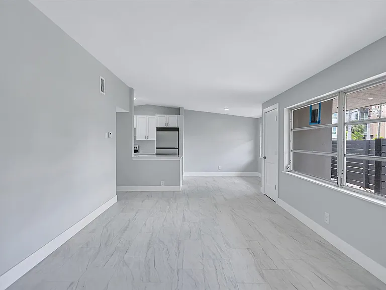 325 Capri Blvd — Photo 4