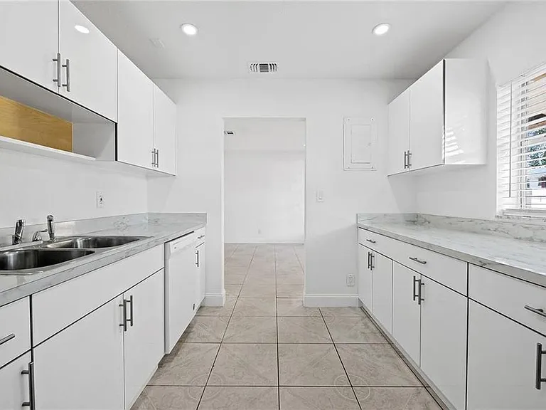 583 NW 17th Pl — Photo 4