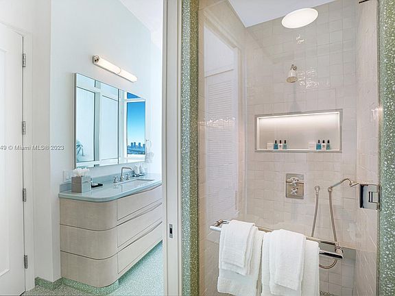 4th image of 4401 Collins Ave S #1-P