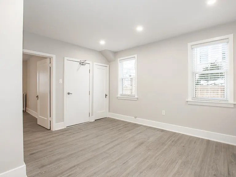 14 Welland Ave — Photo 6