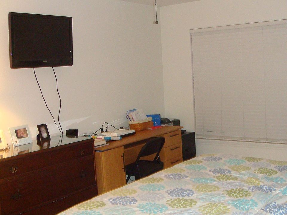 Large Master Bedroom with size of 17x13 fts