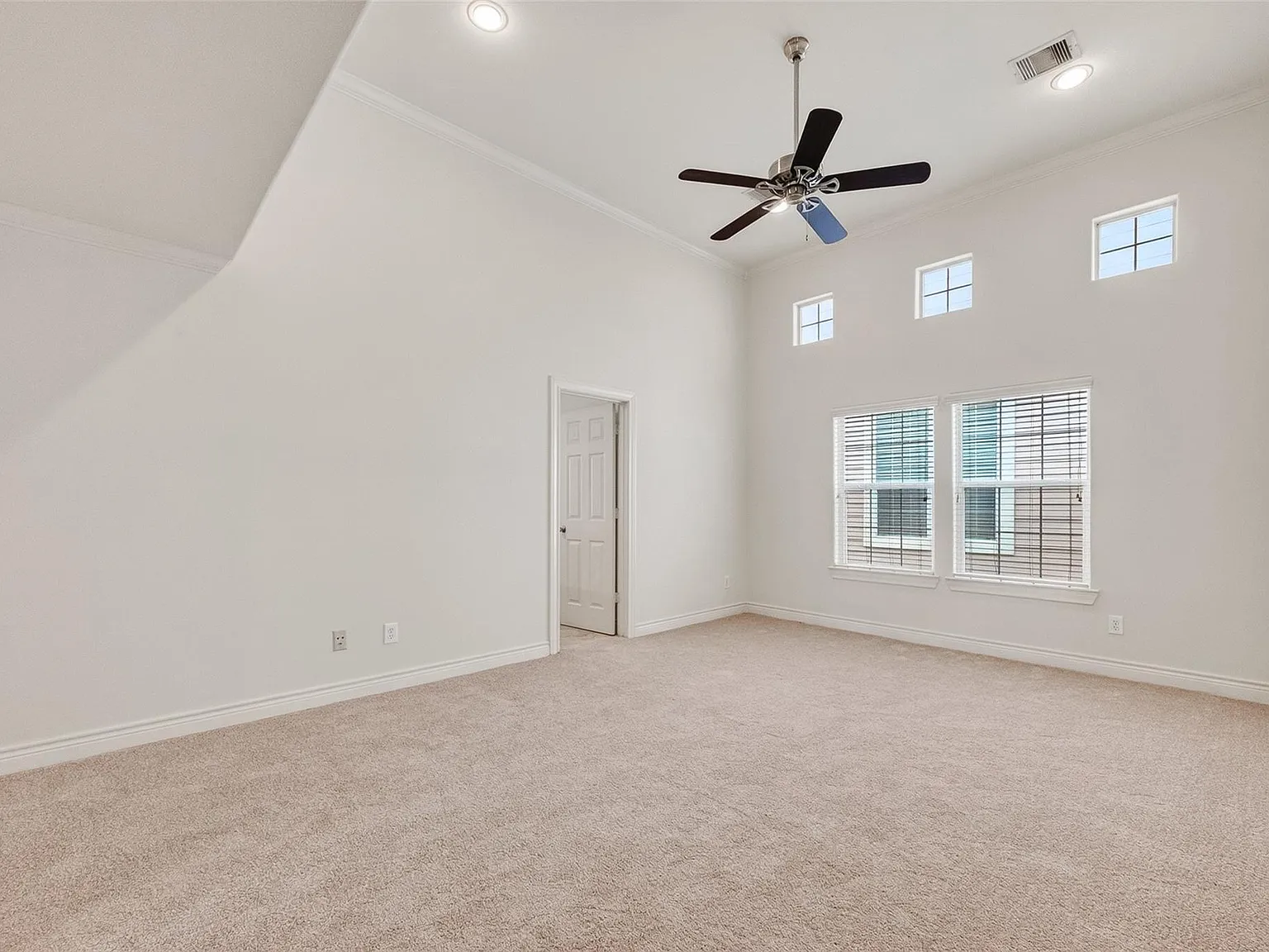 3 bed, 3.5 bath, 2371 sqft, $2,800 — Photo 4