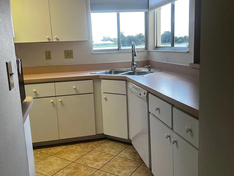 3018 Sail Pointe Cir #4-B — Photo 8