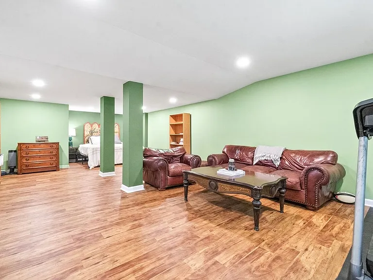 2200 Fairfax Dr — Photo 30