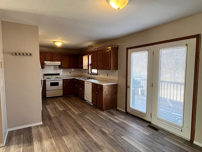 20307 Sedalia Rd — Photo 8