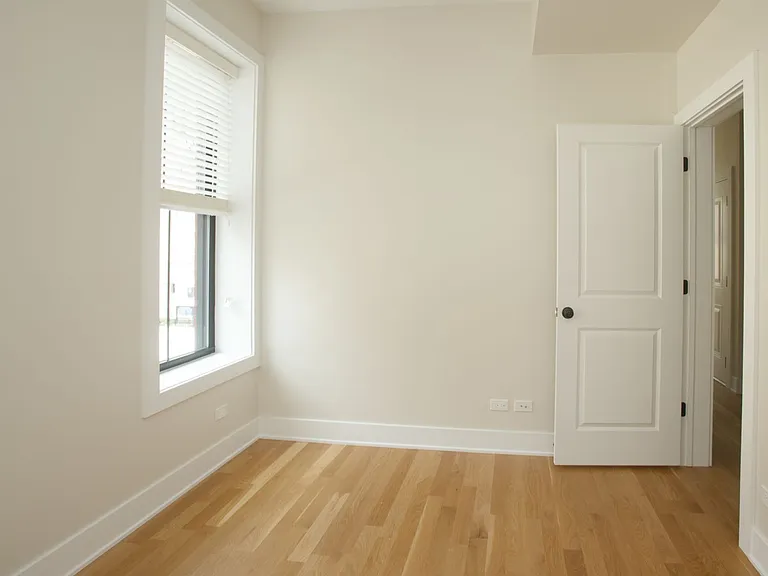 2250 N Southport Ave — Photo 8