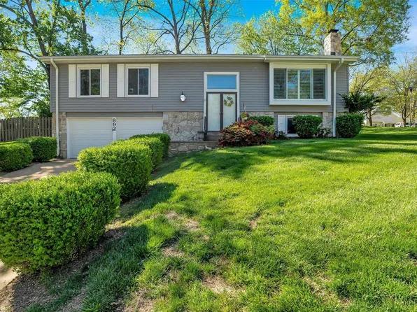892 Almond Hill Ct, Ballwin, MO 63021