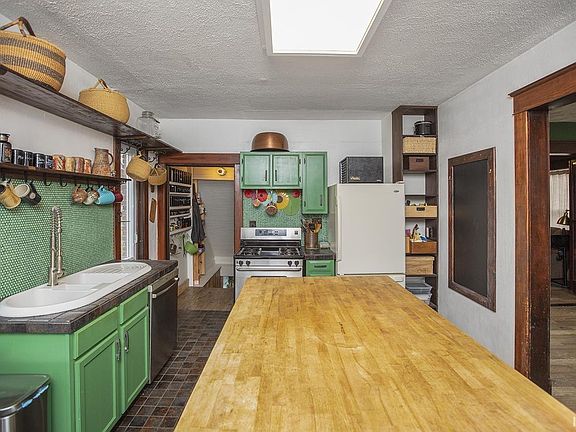 5th image of 19095 4th St
