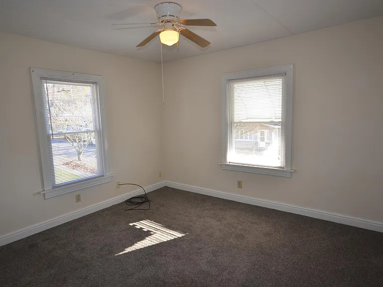 805 Saxon Ave — Photo 17