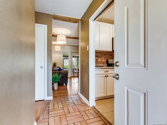 4th image of 4622 Hollyridge