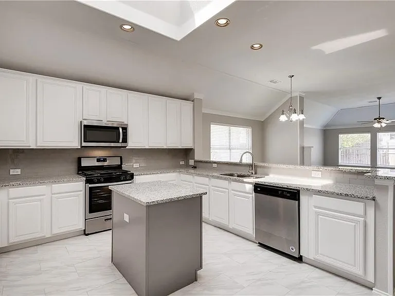 2425 Ravenhurst Dr — Photo 7