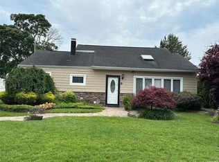 5 Oxford Rd, Massapequa, NY 11758