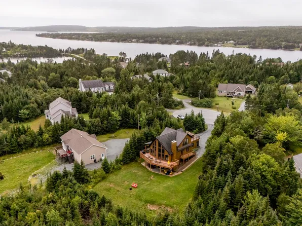 5 Evergreen Cres, West Porters Lake, NS B3E 1L7