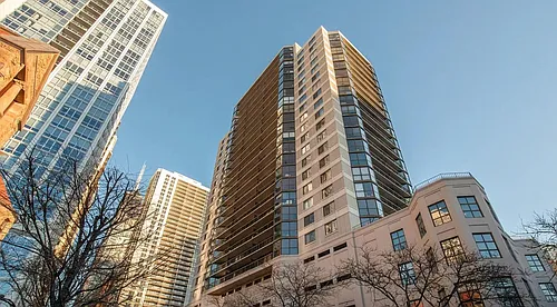 33 W Delaware Pl #12B Photo 1