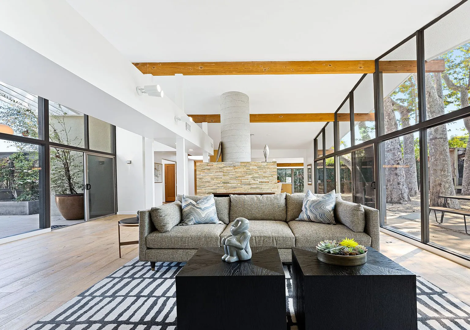 Malibu Mid-Century Modern meets effortless indoor-outdoor living w/Beach Club Access in coveted M... — Photo 4