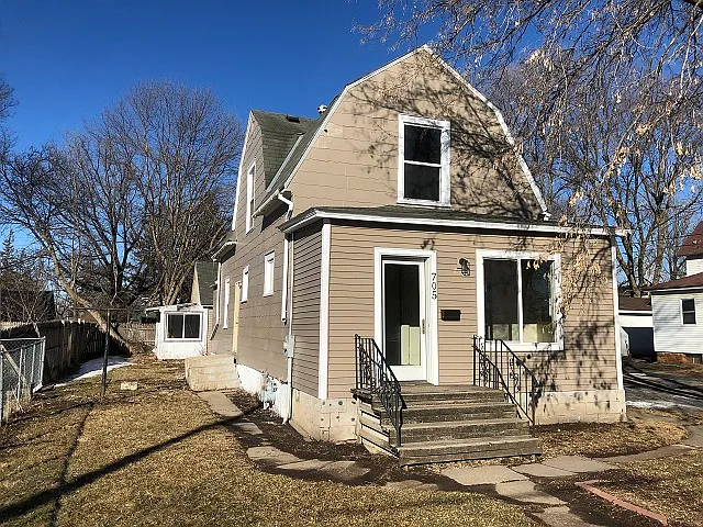 705 10th St NE — Photo 1