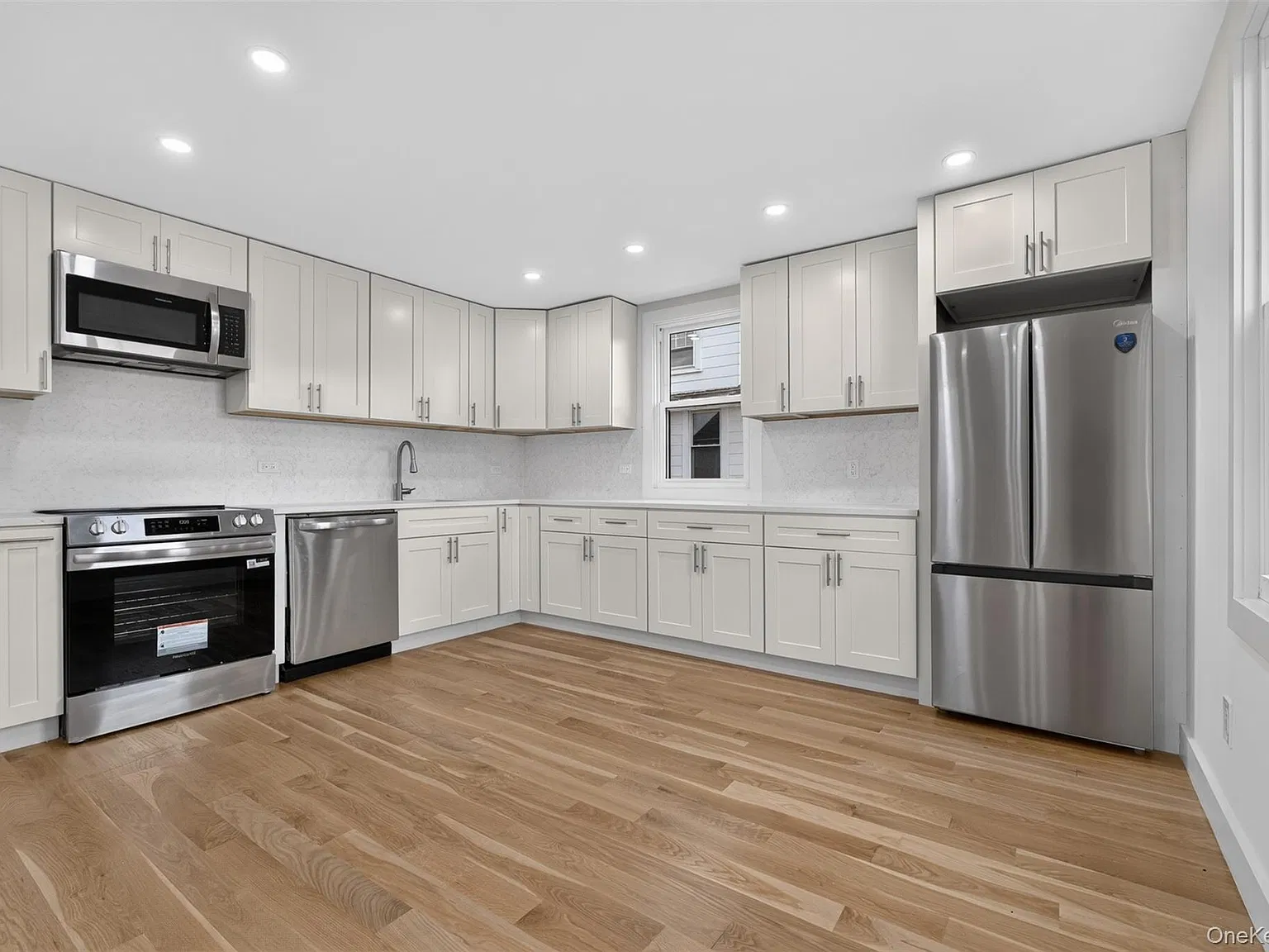 2 bed, 1.0 bath, 1100 sqft, $3,400 — Photo 4