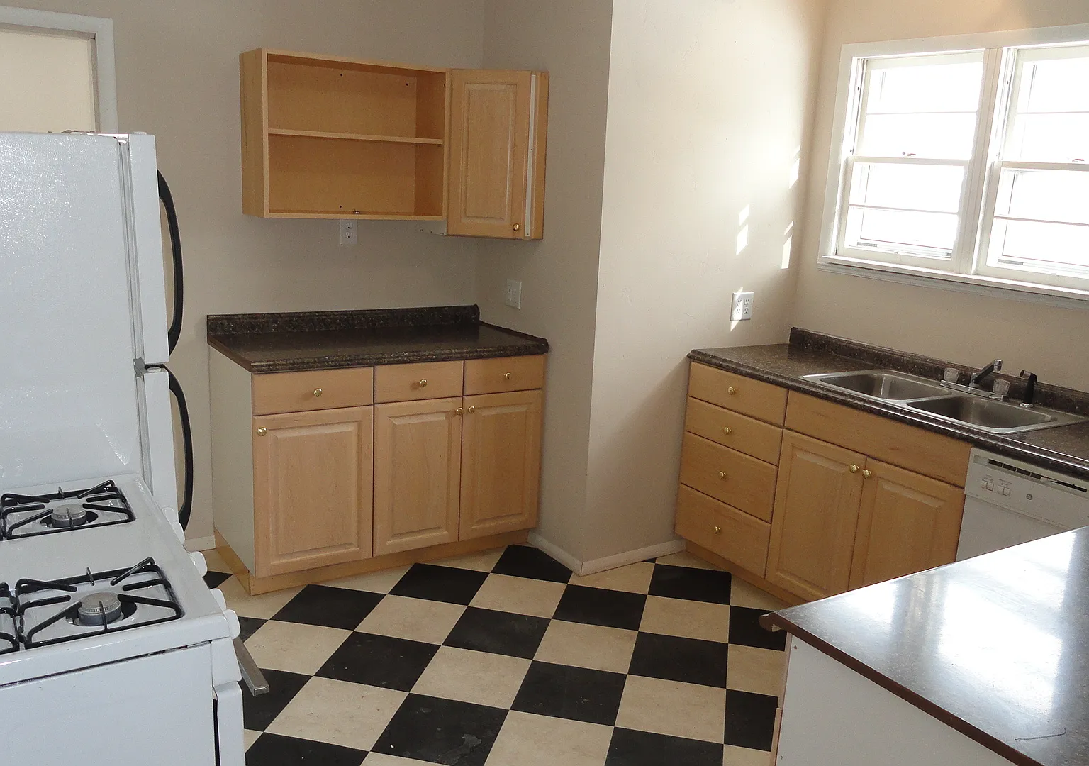 4 bed, 1.5 bath, 1700 sqft, $2,495 — Photo 3