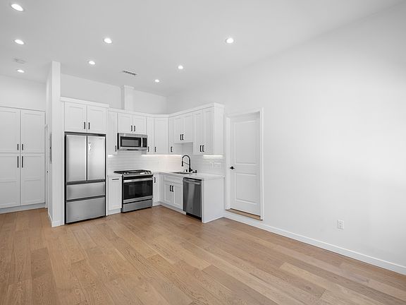 4th image of 17087 Kingsbury St