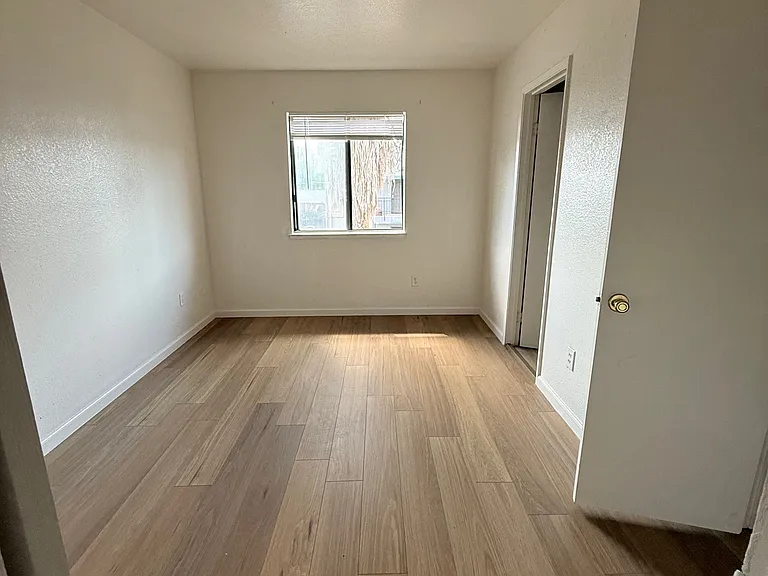 428 E Locust St — Photo 9