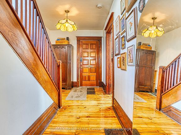 3rd image of 34 Wellington St S