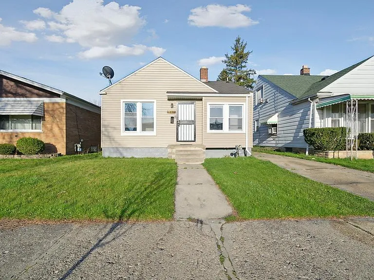 18417 Albion St — Photo 1