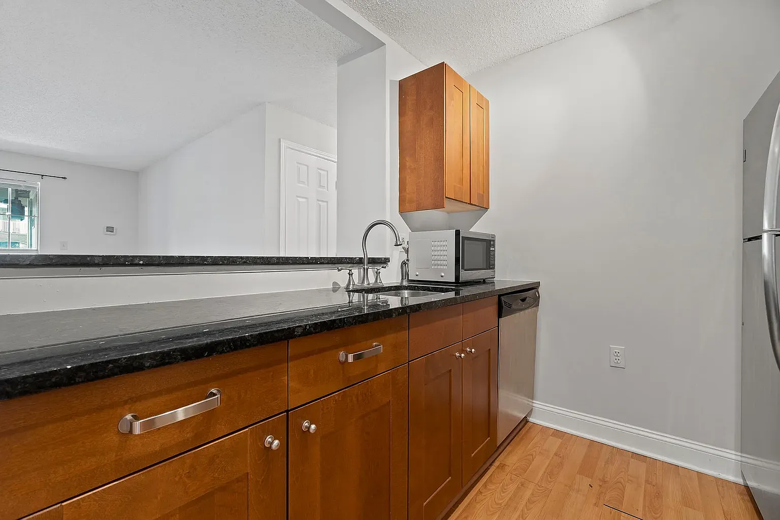 1 bed, 737 sqft, $1,950 — Photo 2