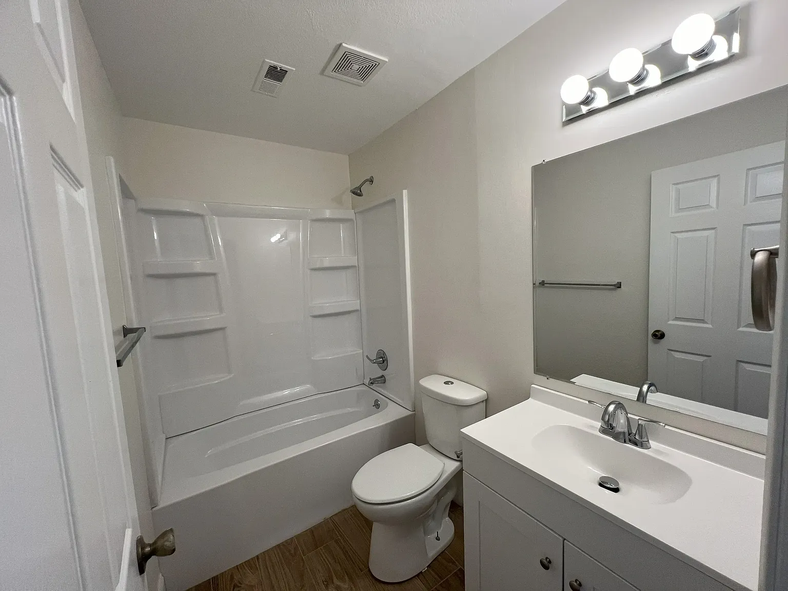 Green Oaks Apartments — Photo 3